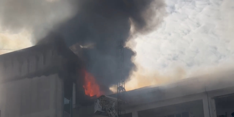 Sultanbeyli'de tekstil atölyesinde yangın