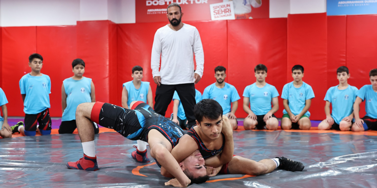 Sultangazi’de çocuklar temel güreş eğitimi alıyor