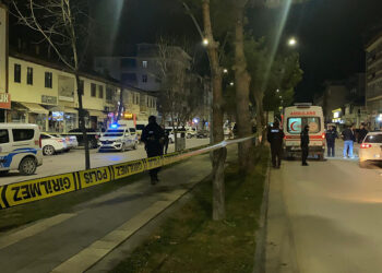 Tartıştığı arkadaşını tabancayla vurdu