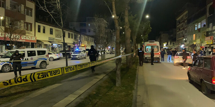 Tartıştığı arkadaşını tabancayla vurdu