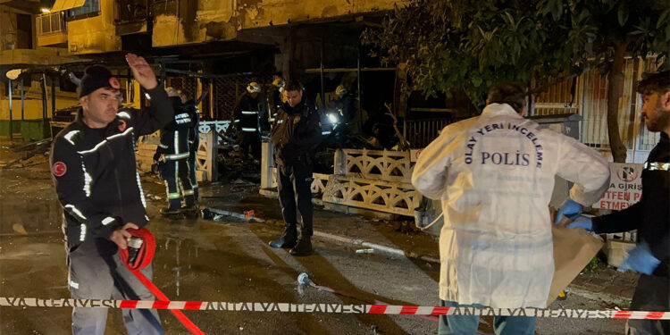 Spotçunun iş yerini ateşe verdi, bina alev topuna döndü