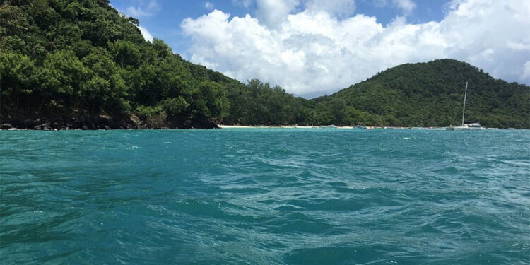 33 turistin bulunduğu tekne alabora oldu