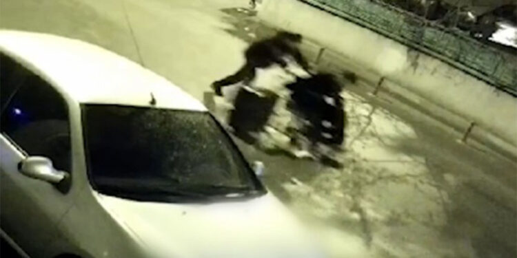 Tekerlekli sandalye hırsızlığı yapan 2 şüpheli yakalandı