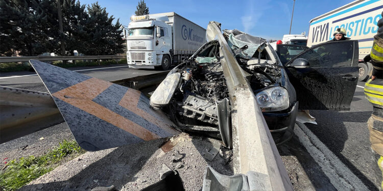 Kocaeli TEM Otoyolu'nda kaza; 1’i ağır, 4 yaralı