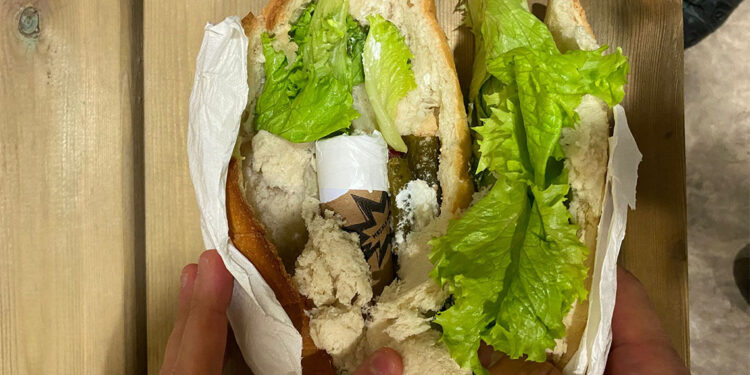 Taraftarlar stada sandviç içinde meşale sokmaya çalıştı