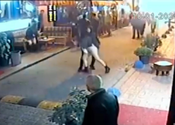 Taksim'de alkollü iki kadının kavgasını güçlükle ayırdılar