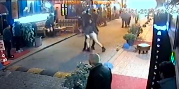Taksim'de alkollü iki kadının kavgasını güçlükle ayırdılar