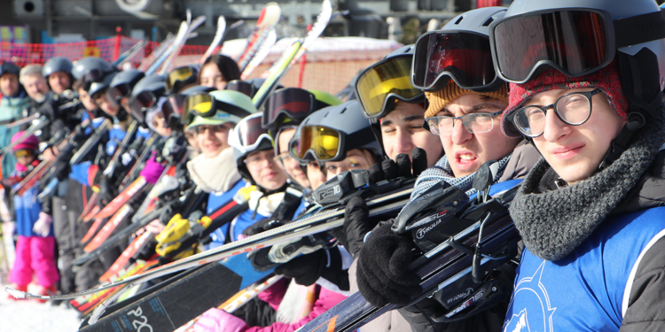Tatile çıkan öğrenciler Palandöken'de stres atıyor