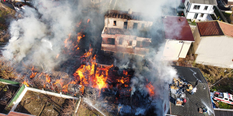Tekirdağ'da pazar tezgahlarında başlayan yangın, evlere sıçradı
