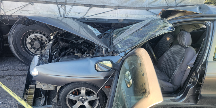 Tokat'ta otomobil TIR'a çarptı; 1 ölü, 3 yaralı