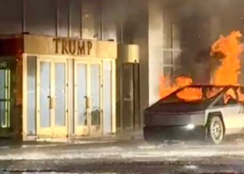 Trump'ın Las Vegas'taki otelinin önünde bir araç alev alarak patladı