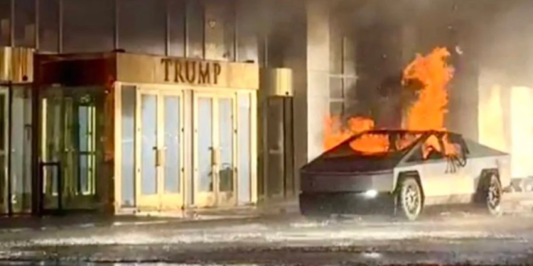 Trump'ın Las Vegas'taki otelinin önünde bir araç alev alarak patladı