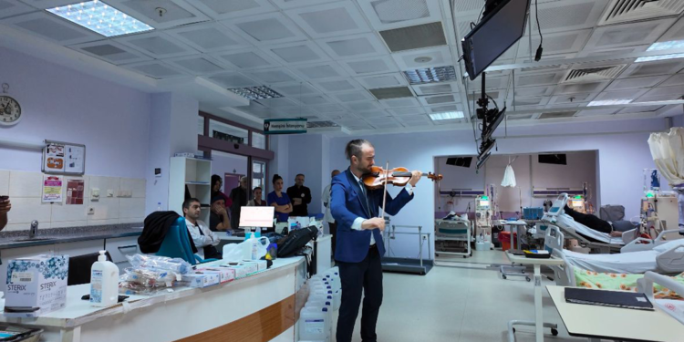 Tunceli'de diyaliz hastalarına keman dinletisi