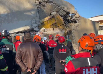 Uşak'ta kepçe operatörü göçük altında kaldı