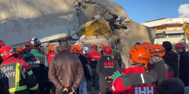 Uşak'ta kepçe operatörü göçük altında kaldı