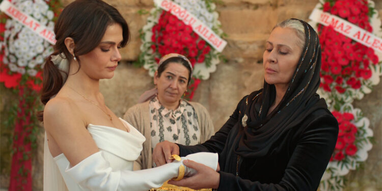 Uzak Şehir'de oyuncuların dizide taktığı aksesuarlar çok konuşuluyor