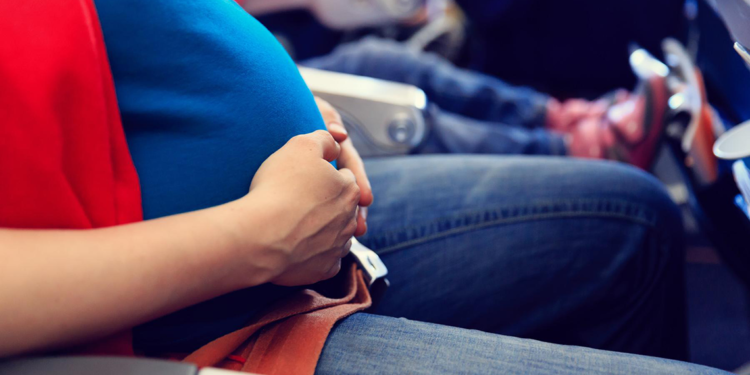 Uçak yolculuğunda doğan bebek kurtarılamadı