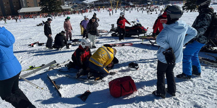 Uludağ'da 2 kayakçı, kayak yaparken çarpıştı