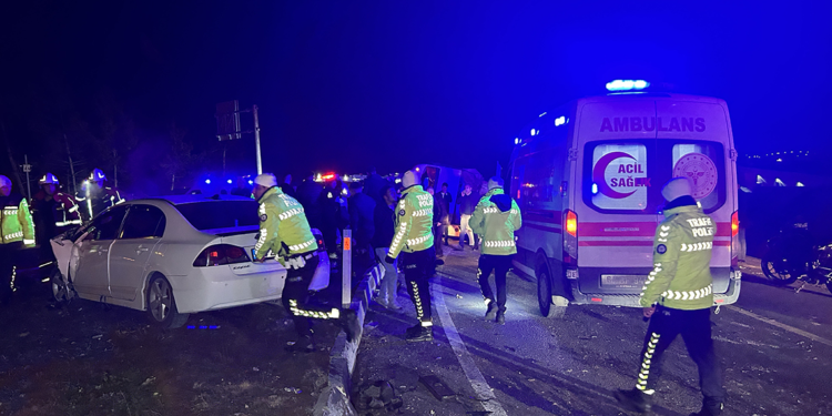 Uşak'ta otomobil ile işçi servisi çarpıştı: 28 yaralı