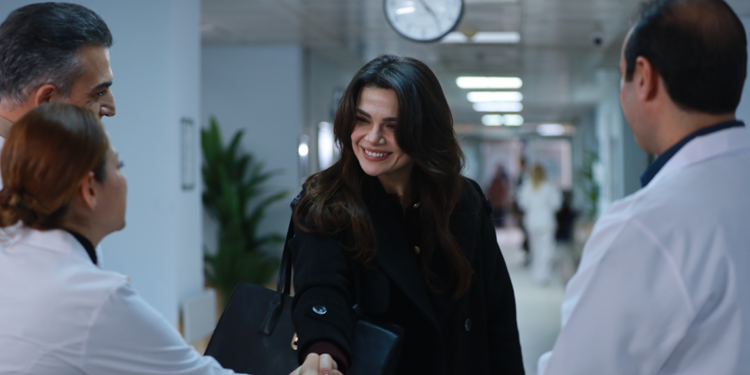 Uzak Şehir’in son bölümünde Sinem Ünsal, doktorluk yapmaya başladı