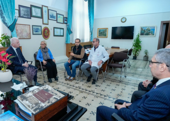 Vali Davut Gül Edip Akbayram'ı hastanede ziyaret etti