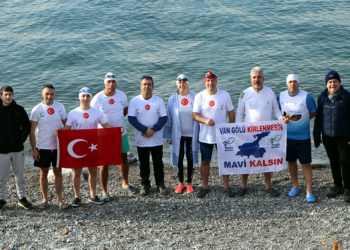 Van Gölü'ne dikkat çekmek için buz gibi suda kulaç attılar