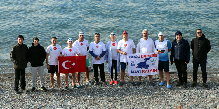 Van Gölü'ne dikkat çekmek için buz gibi suda kulaç attılar