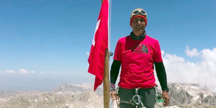 Yıpranan bayrağı değiştirmek için gittiği dağda kayboldu