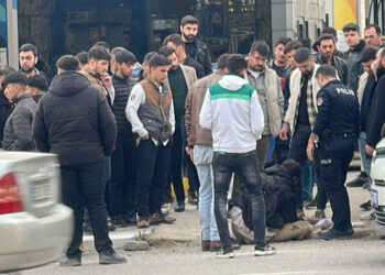 Yol kesen bıçaklı zorbayı dövüp, polise teslim ettiler