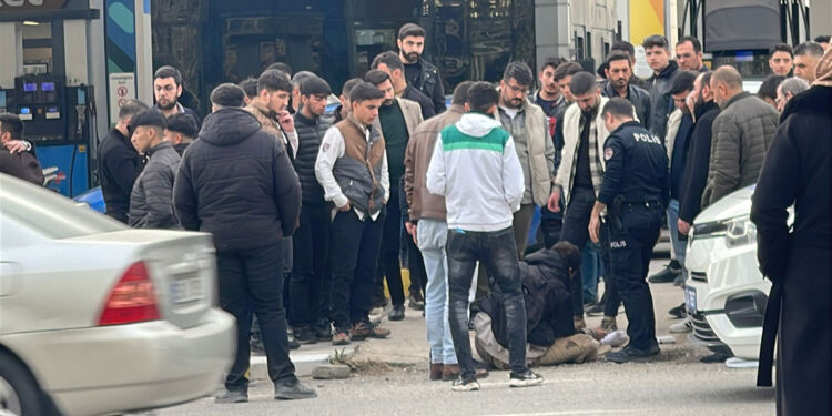 Yol kesen bıçaklı zorbayı dövüp, polise teslim ettiler