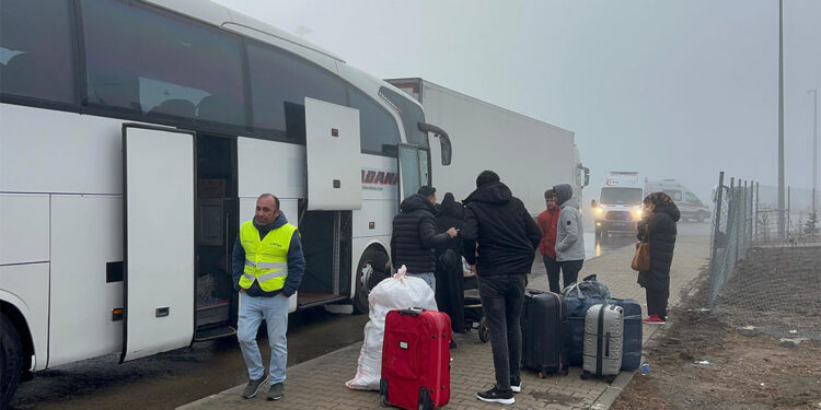 Yolcu otobüsü önündeki TIR'a çarptı: 8 yaralı