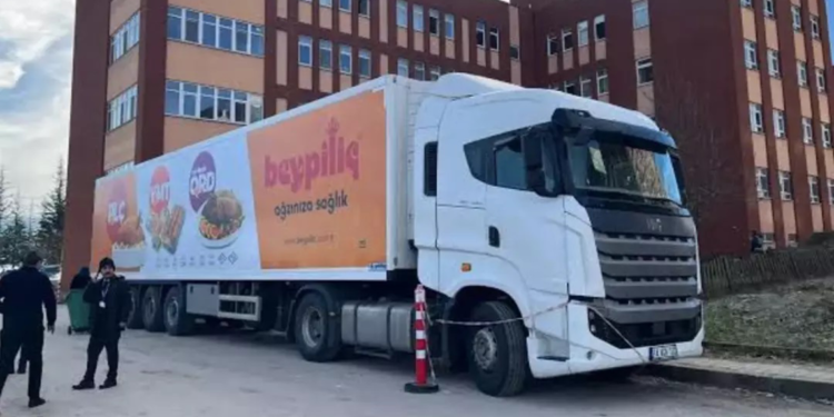 Yanarak ölen insanların cenazeleri kızarmış piliç TIR'ında taşındı