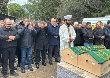 Yangında ölen 2 kardeş, yan yana toprağa verildi