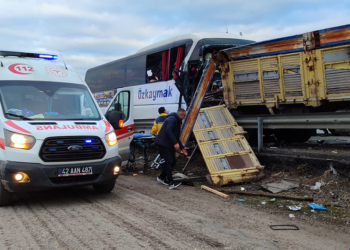 Yolcu otobüsü park halindeki kamyona çarptı: 2 ölü, 24 yaralı