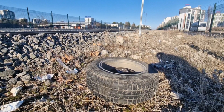 Yük treni hemzemin geçitte otomobile çarptı; 1 ölü, 1 yaralı