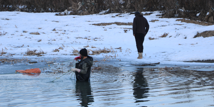 Yüksekova'da buz tutan çayda balık avı