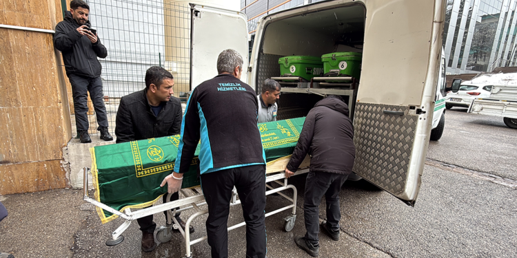Yurtta, banyoda ölü bulunan Eren'in cenazesi İstanbul'a gönderildi