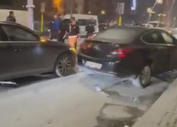 Zeytinburnu'nda polisten kaçan sürücü, 4 araca çarptı