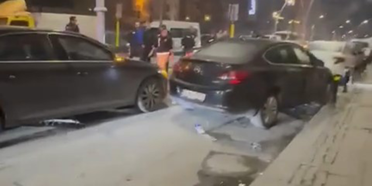 Zeytinburnu'nda polisten kaçan sürücü, 4 araca çarptı