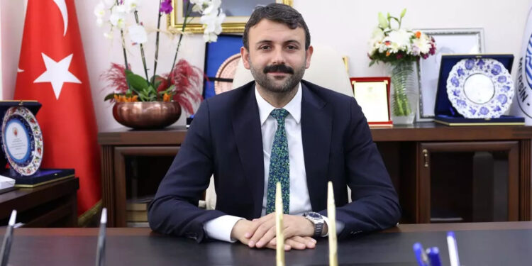 Akdeniz Belediye Başkanı Hoşyar Sarıyıldız görevden uzaklaştırıldı