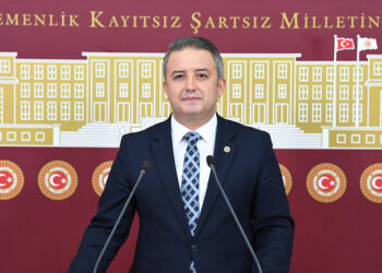 Belediye topu bakanlığa bakanlık belediyeye atıyor