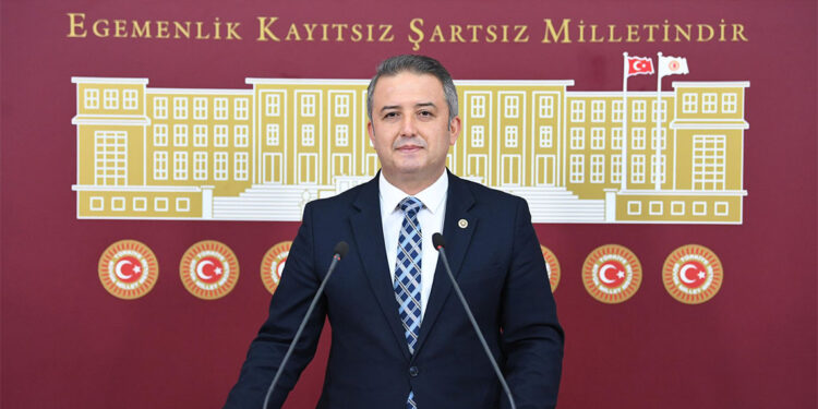 Belediye topu bakanlığa bakanlık belediyeye atıyor