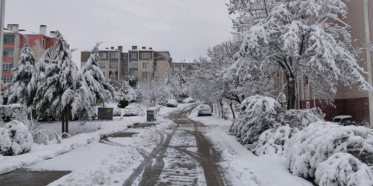 Keşan'da kar yağışı etkisini kaybetti