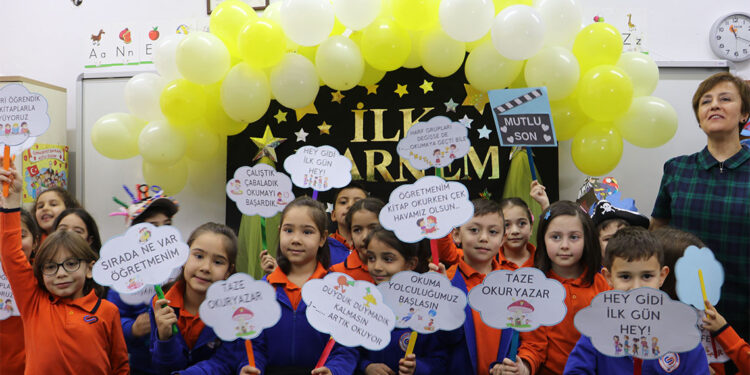 Öğrenciler öğretmenlerinden karnelerini aldı