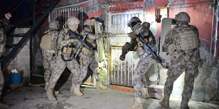 Adana'da uyuşturucu operasyonu: 27 gözaltı kararı