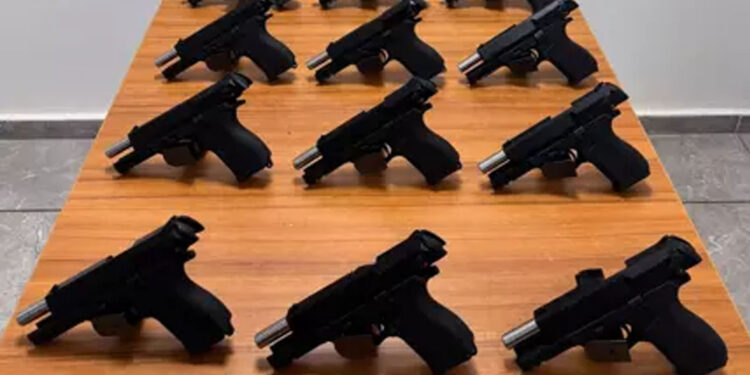 Otobüsün bagajındaki valizde 15 ruhsatsız tabanca ele geçirildi