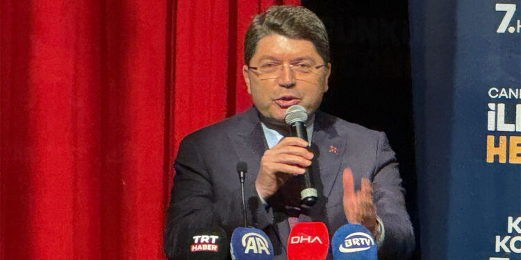 Şimdi sıra terörü silahlarıyla beraber tarihe gömmekte