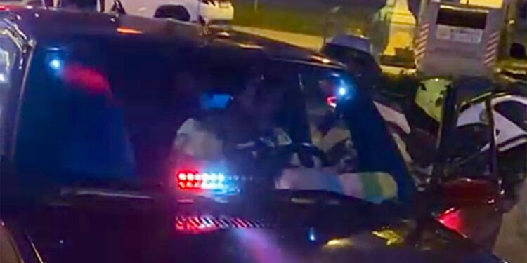 Yetkisiz çakar kullandığı saptanan otomobil trafikten men edildi