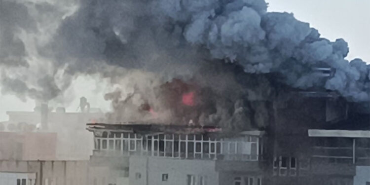 Batman'da 10 katlı binanın çatı katında çıkan yangın, söndürüldü