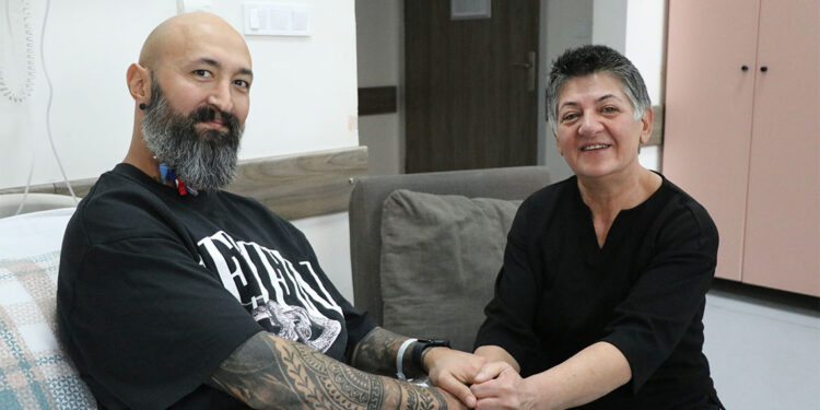 15 kilo verip yeğenini böbreğiyle hayata bağladı